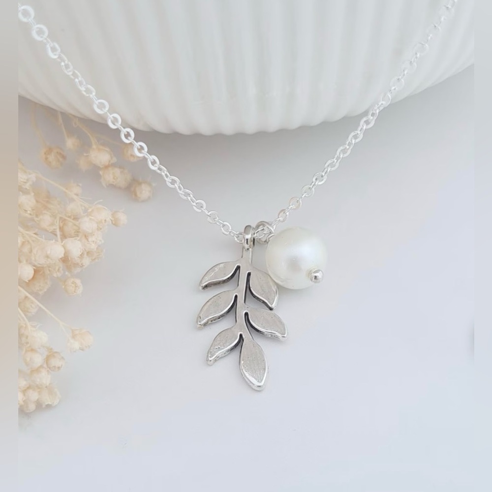 NEW Botanical Silver Leaf & Faux Pearl Necklace